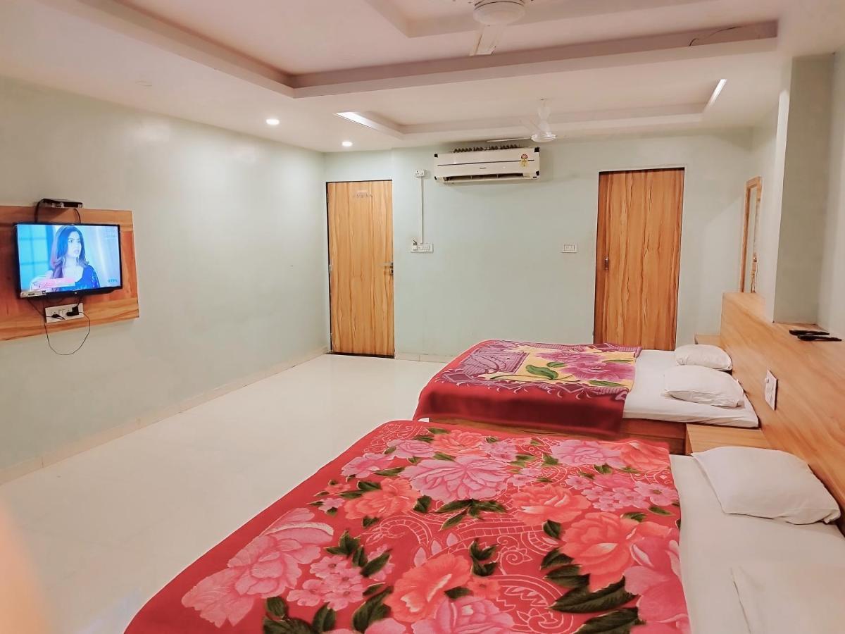 Hotel Shree chandram - 10min walking distance to shreenathji temple Nāthdwāra Buitenkant foto